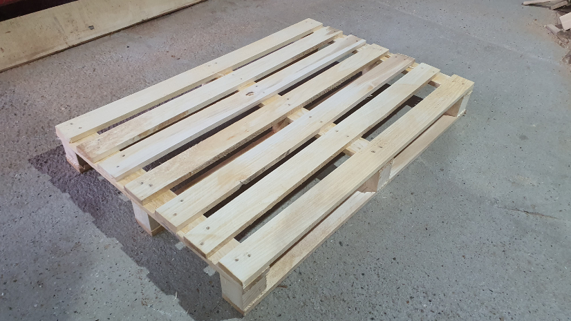 palet de lemn pe jos moutardi